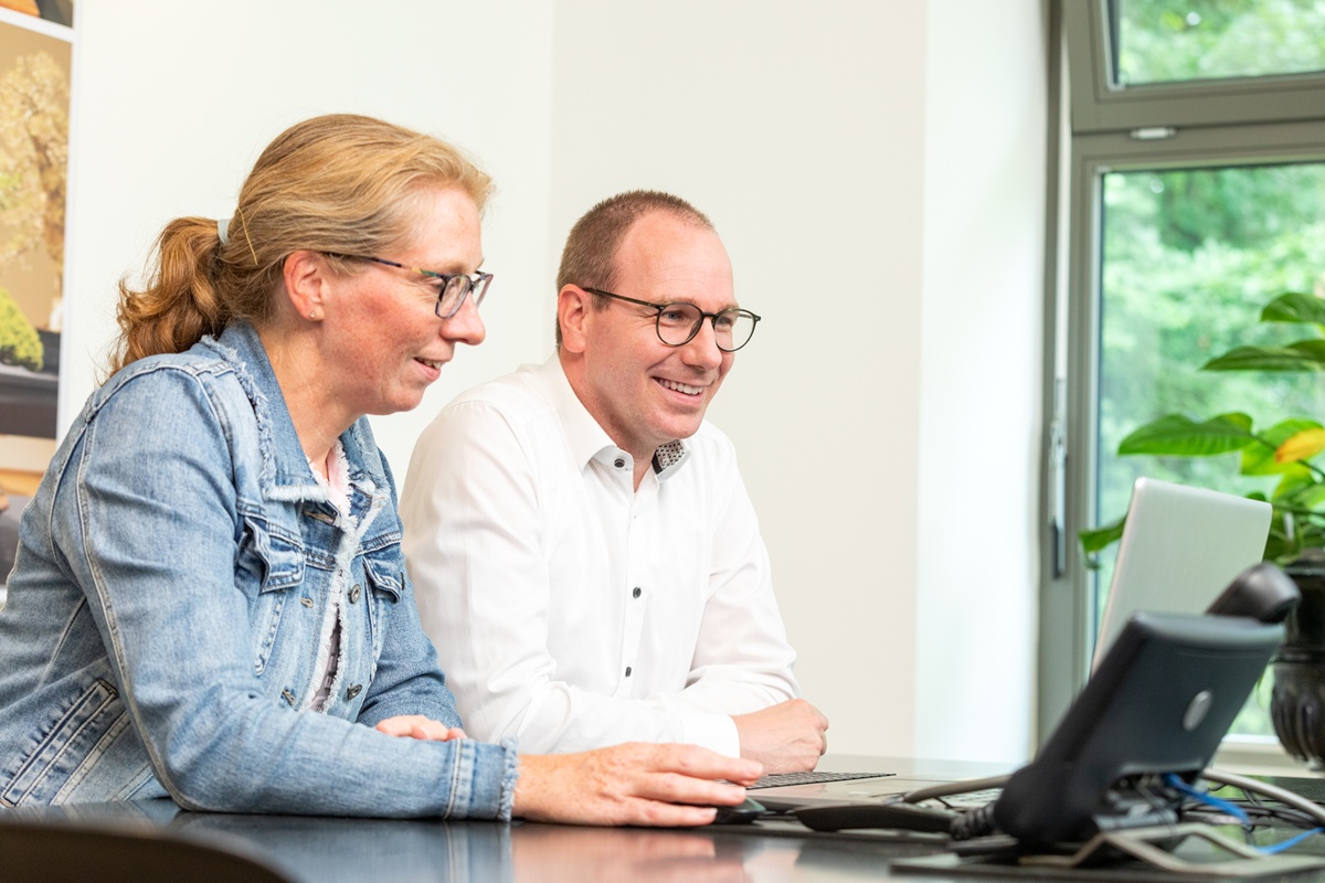 Mitarbeiter am Laptop