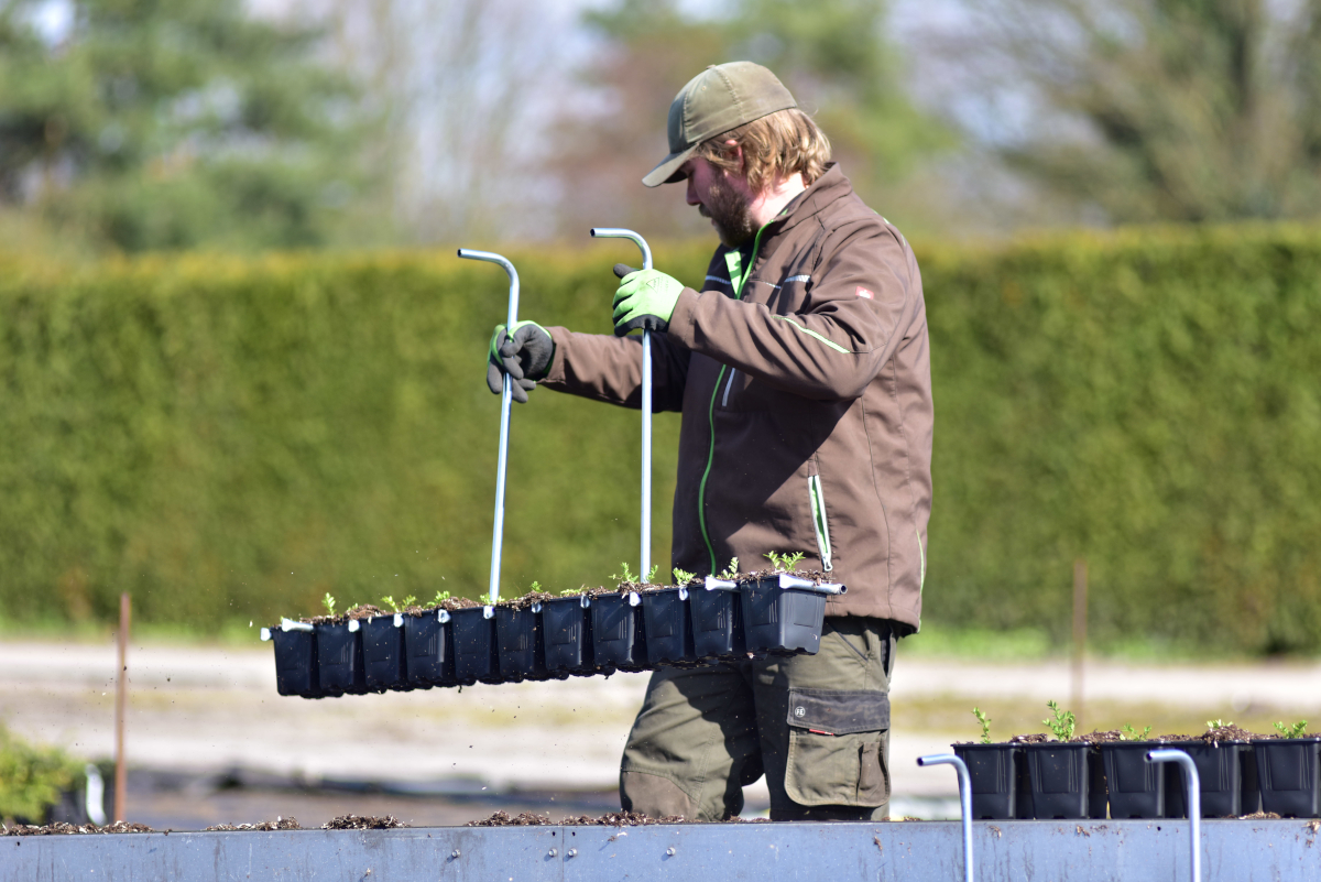 Mitarbeiter an der Topfmaschine