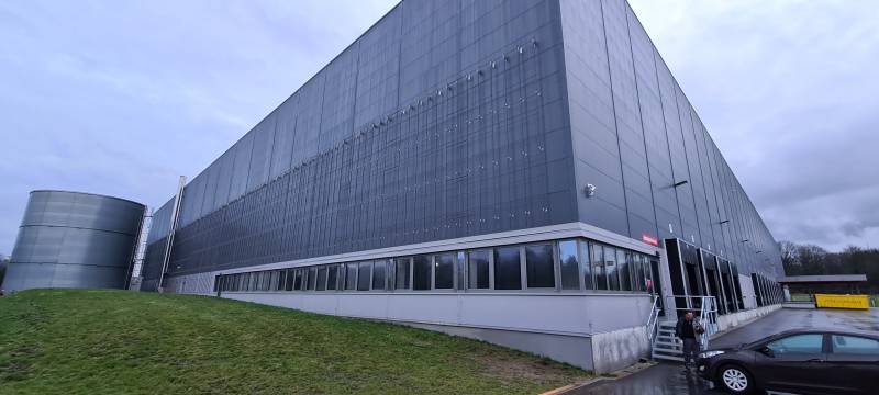 GFK Rank Gitter Konstruktion an einer Möbelhalle in Kiel. Die Montage erfolgte durch die Firma Boymann