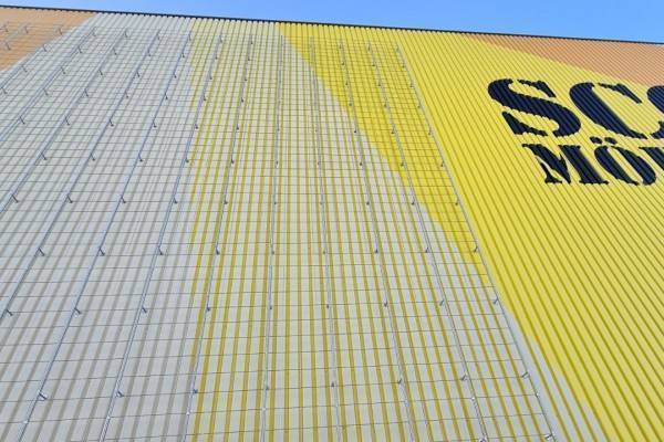 Die Pflanzen verbessern das Gebäudeklima, erhöhen die Lebensdauer der Fassade und können Energiekosten sparen. Die Montage erfolgte durch die Firma Boymann