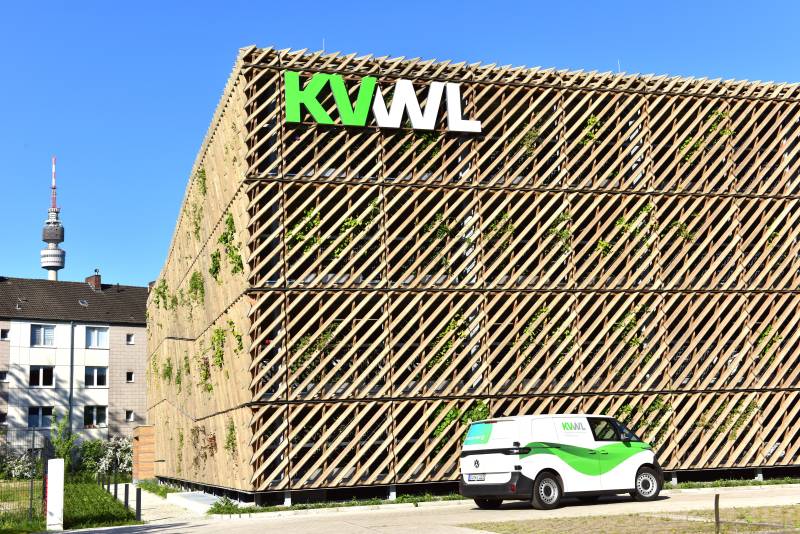 Außenansicht einer trog-gebundenen Fassadenbegrünung an einem Parkhaus in Dortmund