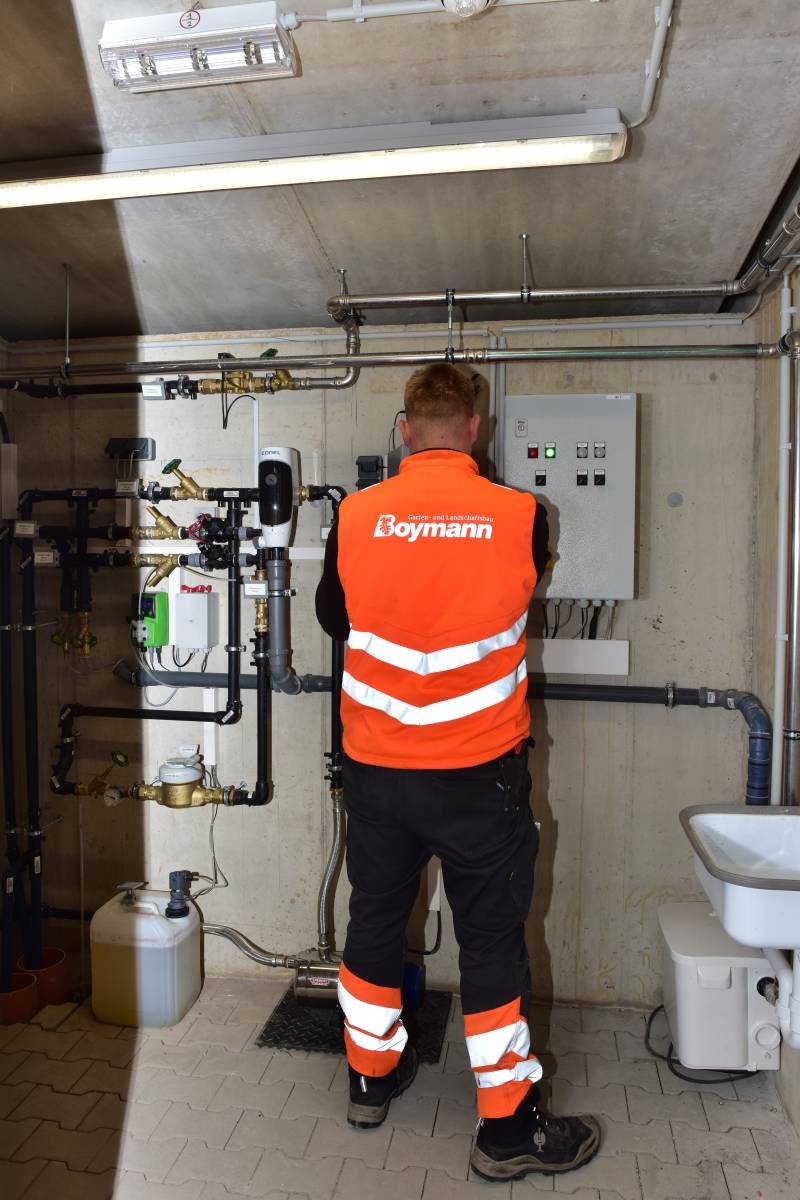 Kontrolle der Wassertechnik einer Fassadenbegrünung vom Experten Boymann an einem Parkhaus