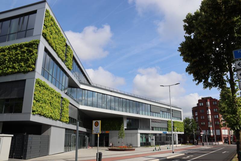 eine modulare fassadenbegrünung am hbh möchengladbch rheydt. die fassadenbegrünung wurde vom experten boymann erstellt. die fassadenbegrünung erschließt fasasden als lebensraum und bildet eine vorgehängt, hinterlüftete fassade. die pflanzen entwickeln sich im vlies ohne den baukörper zu berühren. die innovativen gestaltungsmöglichkeiten un die klimatisierende wirkung machen städte attraktiv und lebenswerter