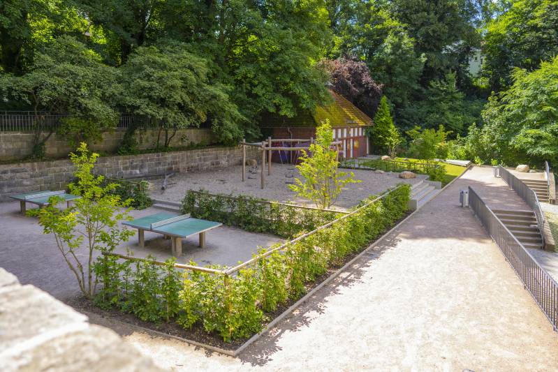 Natürliche Schönheit der Freianlagen: Die gestalteten Freianlagen reflektieren die natürliche Schönheit des Geländes, gestaltet von Boymann, Ihrem Experten im Garten- und Landschaftsbau, und fördern eine positive Lernumgebung.