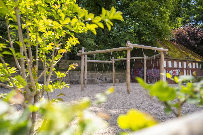 Vielfältiger Spielplatz: Der neue Spielplatz, ausgestattet mit modernen Spielgeräten, bietet Schülerinnen und Schülern zahlreiche Möglichkeiten zur Bewegung und Freizeitgestaltung – realisiert durch die Qualitätssicherung von Boymann im Garten- und Landschaftsbau.