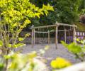 Vielfältiger Spielplatz: Der neue Spielplatz, ausgestattet mit modernen Spielgeräten, bietet Schülerinnen und Schülern zahlreiche Möglichkeiten zur Bewegung und Freizeitgestaltung – realisiert durch die Qualitätssicherung von Boymann im Garten- und Landschaftsbau.