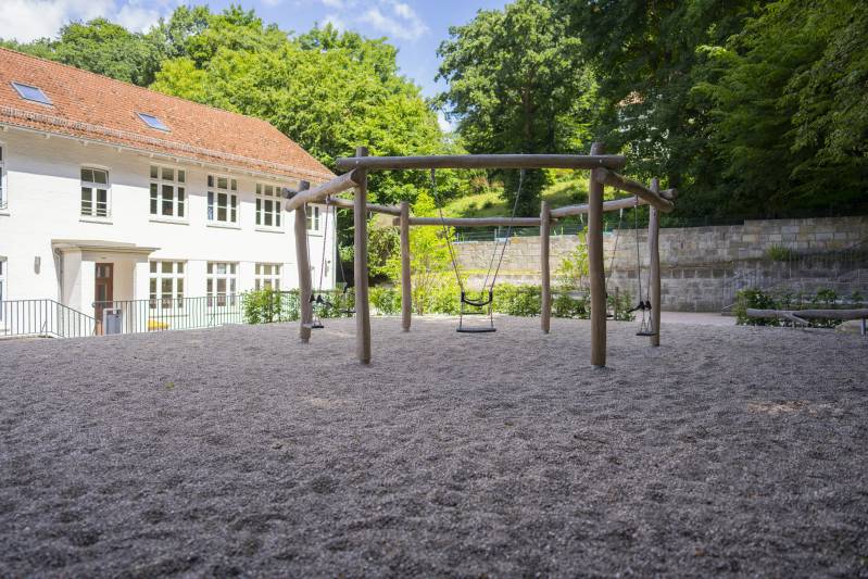Inspirierendes Schulambiente: Das Gymnasium Blankenese in Hamburg-Blankenese, umgeben von der malerischen Landschaft am Elbhang, schafft eine ideale Lernumgebung in denkmalgeschützten Gebäuden, realisiert durch Boymann, Ihrem Expertenteam im Garten- und Landschaftsbau.