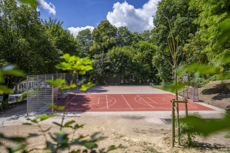Sportplatz für aktive Pausen: Der neu integrierte Sportplatz bietet ausreichend Platz für sportliche Aktivitäten. Entwickelt von Boymann, fördert er den aktiven Lebensstil der Schüler.