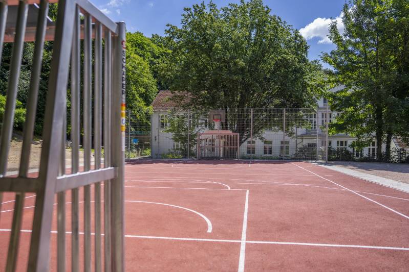 Sportplatz für aktive Pausen: Der neu integrierte Sportplatz bietet ausreichend Platz für sportliche Aktivitäten. Entwickelt von Boymann, fördert er den aktiven Lebensstil der Schüler.