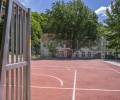 Sportplatz für aktive Pausen: Der neu integrierte Sportplatz bietet ausreichend Platz für sportliche Aktivitäten. Entwickelt von Boymann, fördert er den aktiven Lebensstil der Schüler.