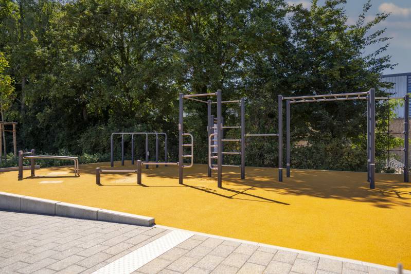 Attraktiver Spielbereich gestaltet von Boymann: Der Spielbereich mit Schaukeln, Trampolinen und einer Fitnessanlage – alles fachgerecht entwickelt durch Boymann im Bereich Garten- und Landschaftsbau für einen sicheren Spaß.
