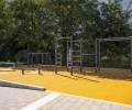 Attraktiver Spielbereich gestaltet von Boymann: Der Spielbereich mit Schaukeln, Trampolinen und einer Fitnessanlage – alles fachgerecht entwickelt durch Boymann im Bereich Garten- und Landschaftsbau für einen sicheren Spaß.