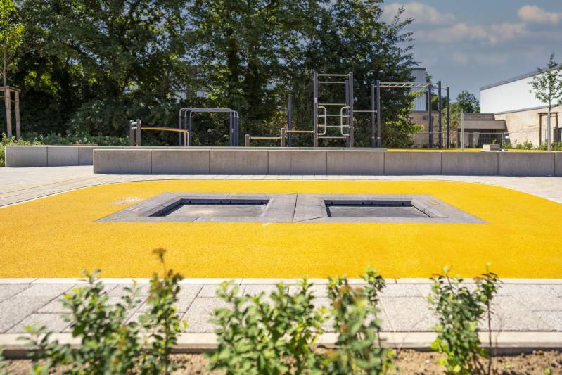Ausgezeichnete Außenanlagen von Boymann: Die komplette Herstellung der Außenanlagen durch die Firma Boymann aus Hamburg – überzeugende Lösungen aus dem Garten- und Landschaftsbau, die Funktionalität und ästhetisches DesiAttraktiver Spielbereich gestaltet von Boymann: Der Spielbereich mit Schaukeln, Trampolinen und einer Fitnessanlage – alles fachgerecht entwickelt durch Boymann im Bereich Garten- und Landschaftsbau für einen sicheren Spaß.gn vereinen.