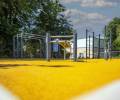 Attraktiver Spielbereich gestaltet von Boymann: Der Spielbereich mit Schaukeln, Trampolinen und einer Fitnessanlage – alles fachgerecht entwickelt durch Boymann im Bereich Garten- und Landschaftsbau für einen sicheren Spaß.