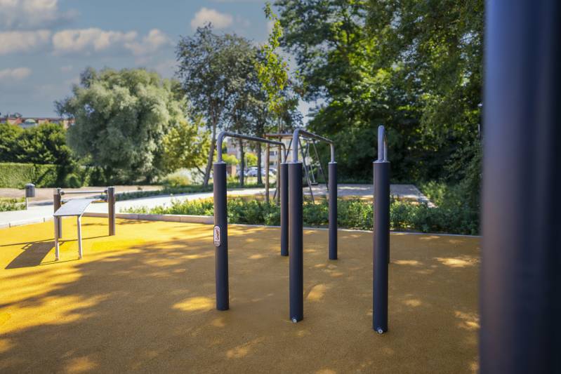 Attraktiver Spielbereich gestaltet von Boymann: Der Spielbereich mit Schaukeln, Trampolinen und einer Fitnessanlage – alles fachgerecht entwickelt durch Boymann im Bereich Garten- und Landschaftsbau für einen sicheren Spaß.