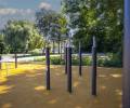 Attraktiver Spielbereich gestaltet von Boymann: Der Spielbereich mit Schaukeln, Trampolinen und einer Fitnessanlage – alles fachgerecht entwickelt durch Boymann im Bereich Garten- und Landschaftsbau für einen sicheren Spaß.