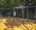 Attraktiver Spielbereich gestaltet von Boymann: Der Spielbereich mit Schaukeln, Trampolinen und einer Fitnessanlage – alles fachgerecht entwickelt durch Boymann im Bereich Garten- und Landschaftsbau für einen sicheren Spaß.