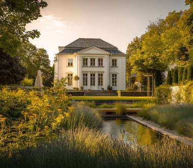 Moderner Garten mit Wasser