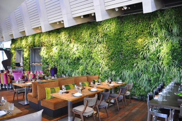 modulare Vertikalbegrünung in einer Gastronomie in Hamburg