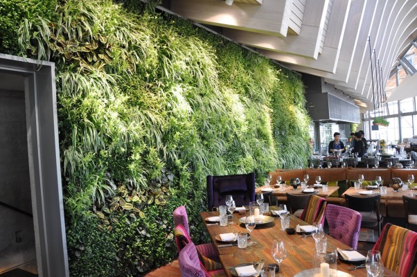 modulare Vertikalbegrünung in einer Gastronomie in Hamburg