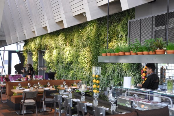 modulare Vertikalbegrünung in einer Gastronomie in Hamburg
