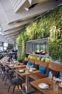 modulare Vertikalbegrünung in einer Gastronomie in Hamburg