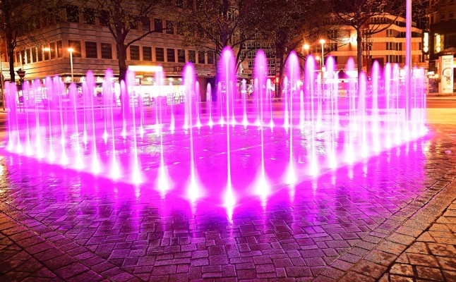 Brunnenanlage „Am Marstall“ mit violetter Beleuchtung