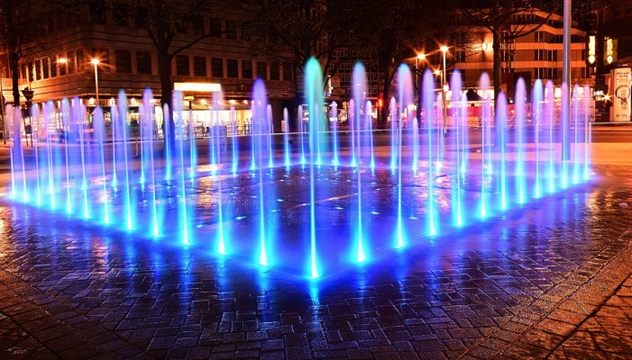 Brunnenanlage „Am Marstall“ mit blauer Beleuchtung