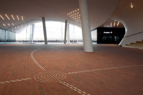 Pflasterarbeiten in der Elbphilharmonie