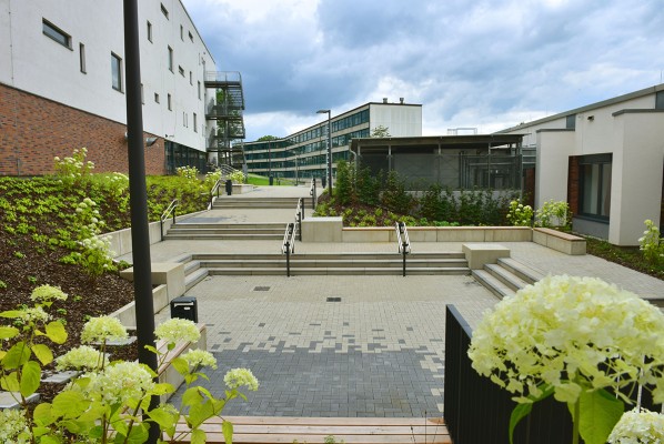 Außenanlagen am Gymnasium in Wuppertal